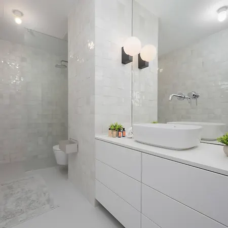 Unique Two Bedroom With Air Conditioning By Renters Prestige Lejlighed