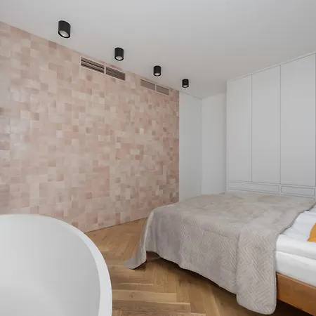 Unique Two Bedroom With Air Conditioning By Renters Prestige