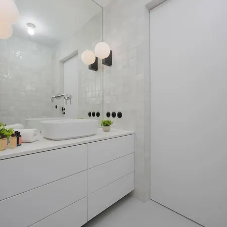 Unique Two Bedroom With Air Conditioning By Renters Prestige *