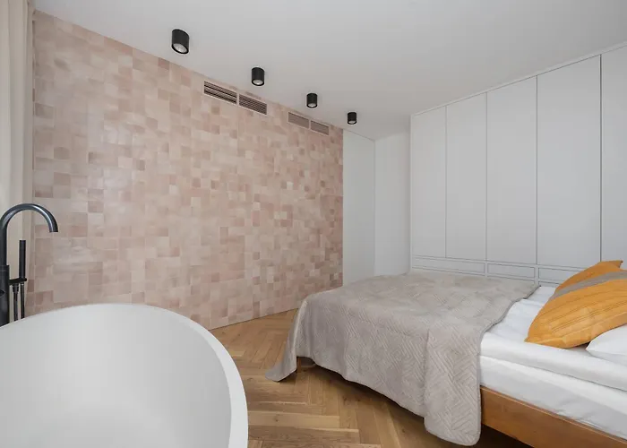 Unique Two Bedroom With Air Conditioning By Renters Prestige