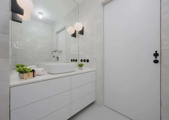 Unique Two Bedroom With Air Conditioning By Renters Prestige *