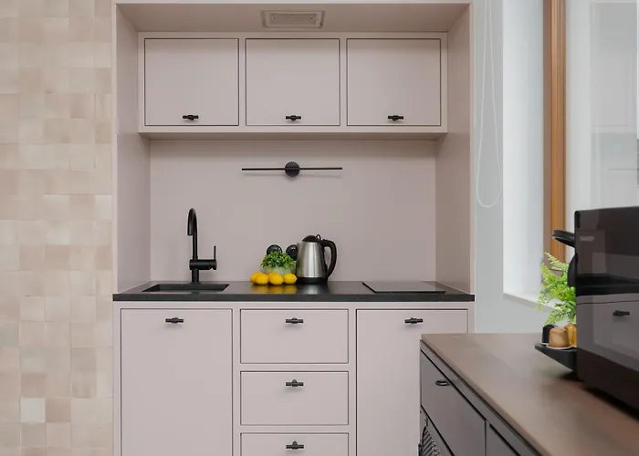 Unique Two Bedroom With Air Conditioning By Renters Prestige *